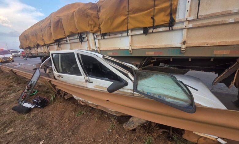 Imagem de um Fiat Uno destruído após ser prensado por um caminhão na BR-060 em Anápolis.