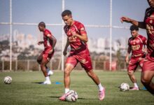 Hayner, jogador do Vila Nova, durante treino no estádio.