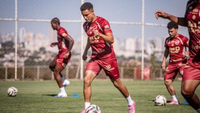 Hayner, jogador do Vila Nova, durante treino no estádio.