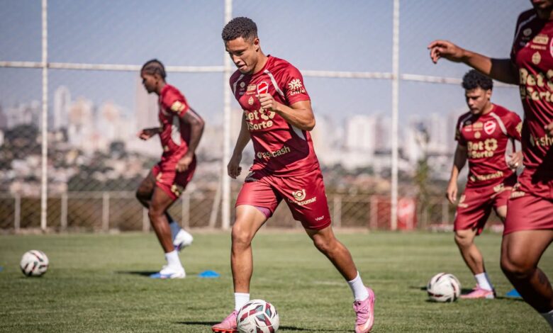 Hayner, jogador do Vila Nova, durante treino no estádio.