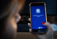 Carteira de Trabalho Digital aberta em um smartphone.