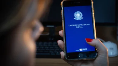 Carteira de Trabalho Digital aberta em um smartphone.