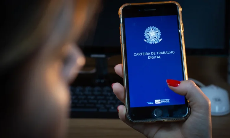 Carteira de Trabalho Digital aberta em um smartphone.