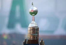 Jogadores de Flamengo e Palmeiras em ação durante a Libertadores.