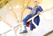 Artistas de circo se apresentam no festival Galhofada em Goiânia.