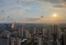Céu nublado com raios e calor intenso em diferentes regiões do Brasil.