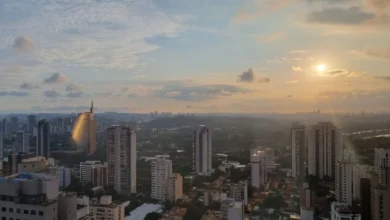 Céu nublado com raios e calor intenso em diferentes regiões do Brasil.