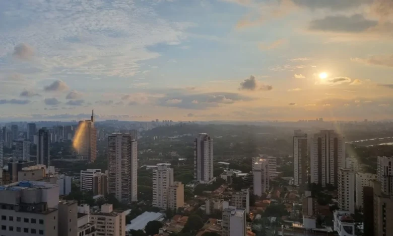 Céu nublado com raios e calor intenso em diferentes regiões do Brasil.