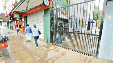 Vielas no Centro de Goiânia bloqueadas por portões instalados por moradores.