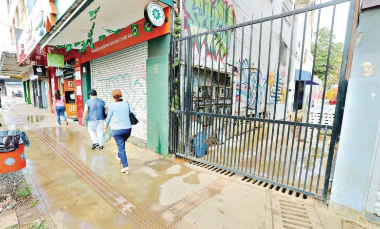 Vielas no Centro de Goiânia bloqueadas por portões instalados por moradores.