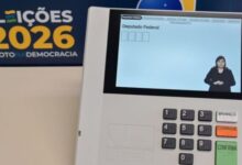 Cabine de votação em eleição com urna eletrônica.