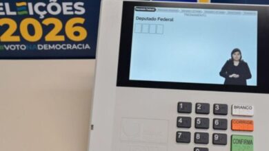 Cabine de votação em eleição com urna eletrônica.