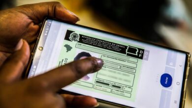 Carteira Nacional de Habilitação sobre uma mesa.