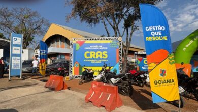 Pessoas participam de mutirão no Residencial Buena Vista, em Goiânia, com serviços gratuitos.