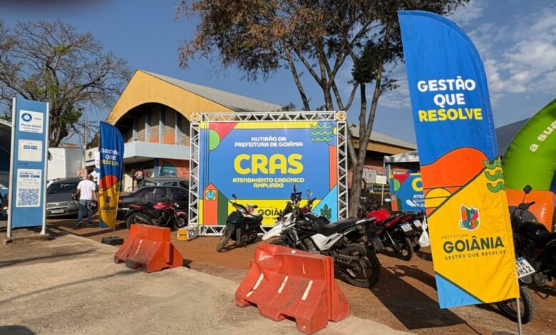 Pessoas participam de mutirão no Residencial Buena Vista, em Goiânia, com serviços gratuitos.