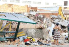 Demolição de imóvel abandonado na Rua 74 em Goiânia.