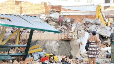 Demolição de imóvel abandonado na Rua 74 em Goiânia.