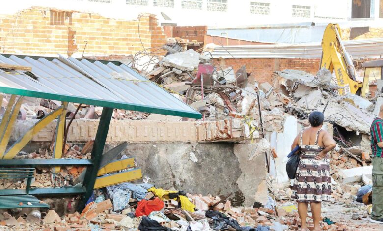 Demolição de imóvel abandonado na Rua 74 em Goiânia.
