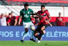 Jogadores de Goiás e Atlético-GO em campo durante clássico na Serrinha.
