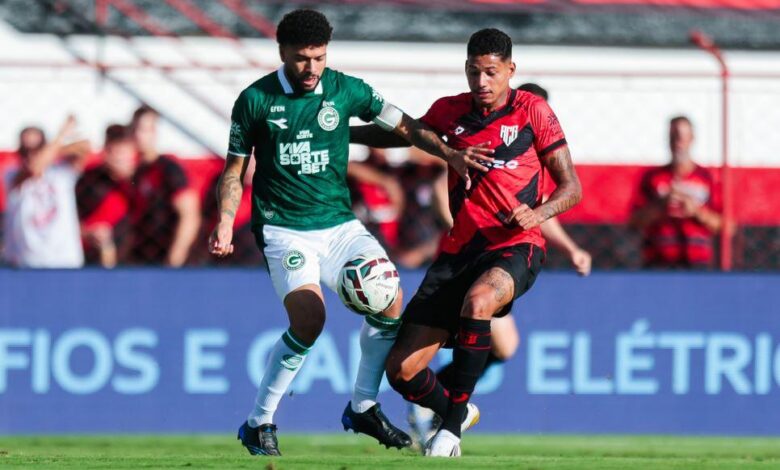 Jogadores de Goiás e Atlético-GO em campo durante clássico na Serrinha.
