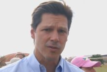 Daniel Vilela acena para apoiadores durante carreata em Goiatuba, Goiás.