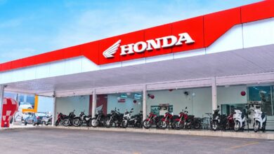 Motocicletas Honda em exposição na concessionária Moto Aires.
