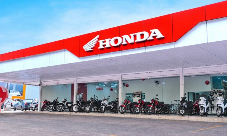 Motocicletas Honda em exposição na concessionária Moto Aires.