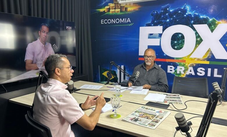Isaac Martins em entrevista, discutindo propostas políticas.