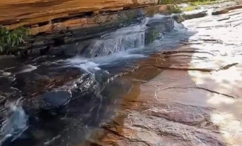 Vista da cachoeira do Paredão de Buriti Alegre com quedas d'água de 30 metros.