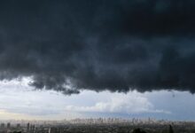 Céu de Goiânia coberto por nuvens escuras, prenunciando tempestade.