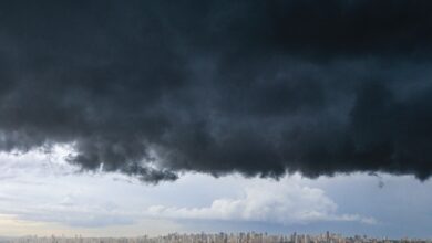 Céu de Goiânia coberto por nuvens escuras, prenunciando tempestade.