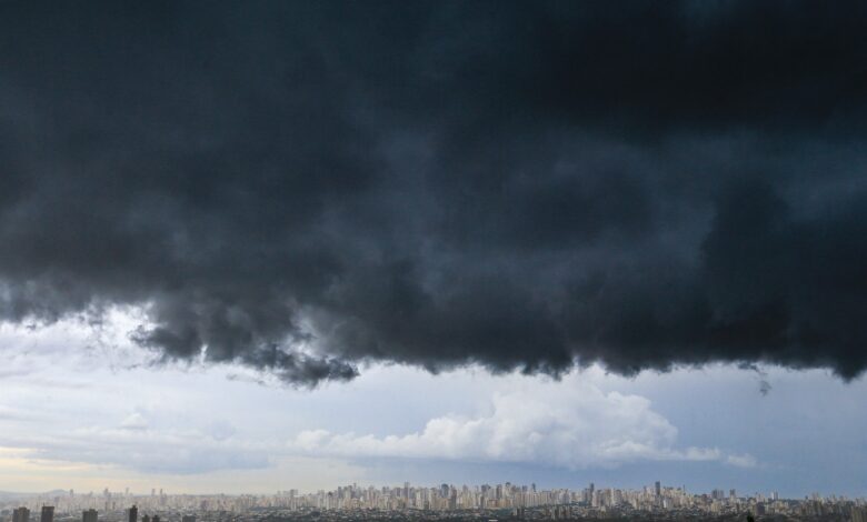 Céu de Goiânia coberto por nuvens escuras, prenunciando tempestade.
