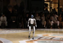 Robô desfilando em passarela durante o evento Vogue World em Milão.
