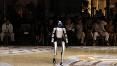 Robô desfilando em passarela durante o evento Vogue World em Milão.