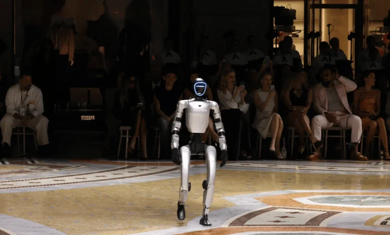 Robô desfilando em passarela durante o evento Vogue World em Milão.