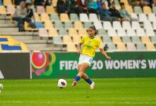 Clarinha, jogadora de futsal, em ação durante treinamento.
