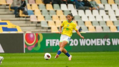 Clarinha, jogadora de futsal, em ação durante treinamento.