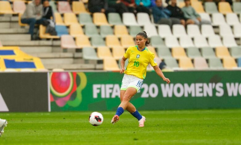 Clarinha, jogadora de futsal, em ação durante treinamento.