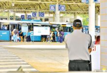 Ônibus do transporte coletivo em Goiânia com pessoas embarcando.