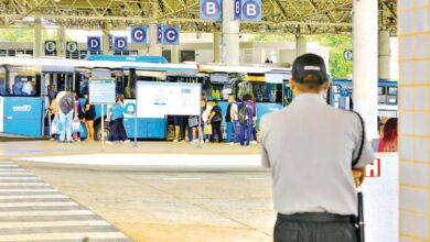 Ônibus do transporte coletivo em Goiânia com pessoas embarcando.