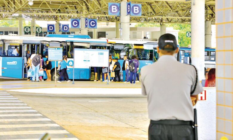 Ônibus do transporte coletivo em Goiânia com pessoas embarcando.