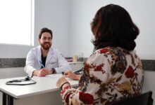 Fachada de unidade de saúde em Hidrolândia.