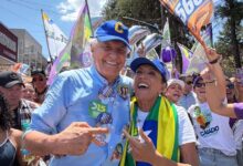 Ronaldo Caiado e Gracinha Caiado em campanha com apoiadores na Avenida Mangalô.