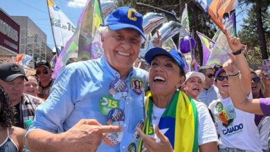 Ronaldo Caiado e Gracinha Caiado em campanha com apoiadores na Avenida Mangalô.