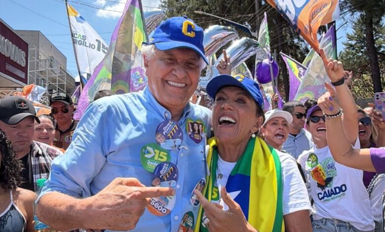 Ronaldo Caiado e Gracinha Caiado em campanha com apoiadores na Avenida Mangalô.