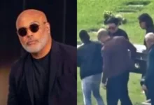 Renner Reis carregando o caixão de Rick Sollo em cerimônia de despedida.