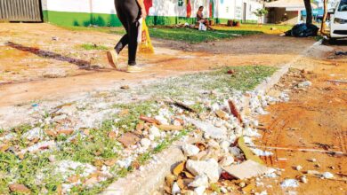 Estudantes de Goiânia em atividade de mapeamento de problemas escolares.