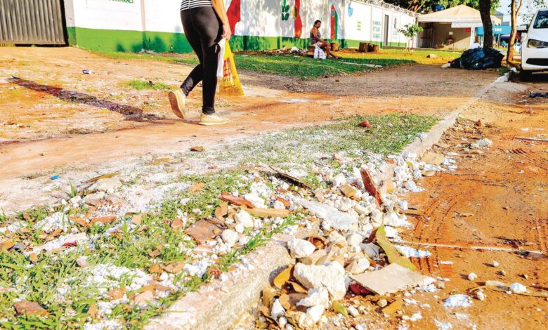Estudantes de Goiânia em atividade de mapeamento de problemas escolares.