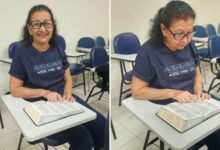 Idosa de 81 anos lendo a Bíblia em Goiás.
