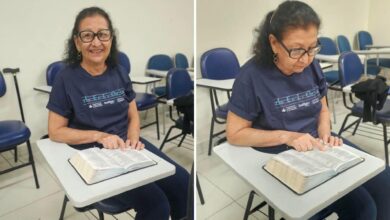 Idosa de 81 anos lendo a Bíblia em Goiás.
